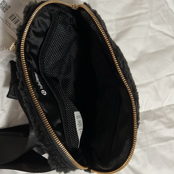 NWT Lululemon Everywhere Fleece 1L Belt Bag Gold Hardware Strap Black New - Picture 8 of 8